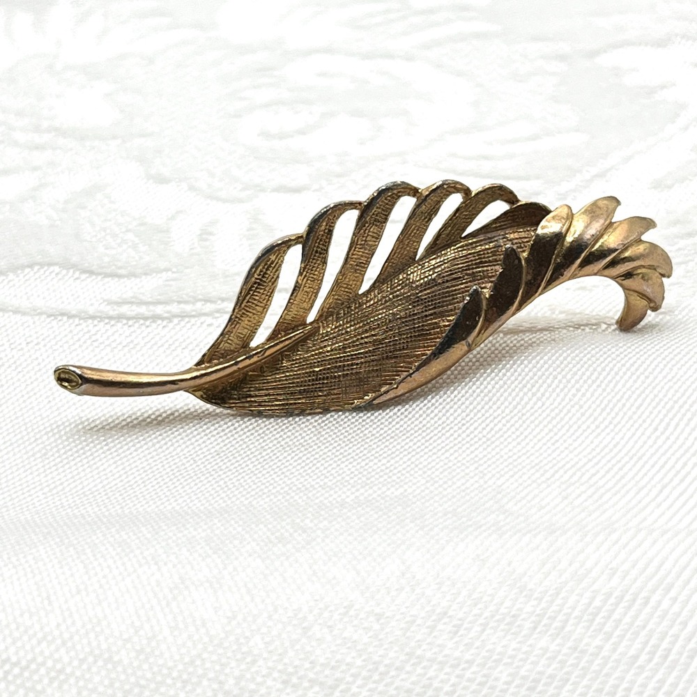 Vintage Gerry's Turned Leaf Open Work Nature Gold Tone Brooch Pin